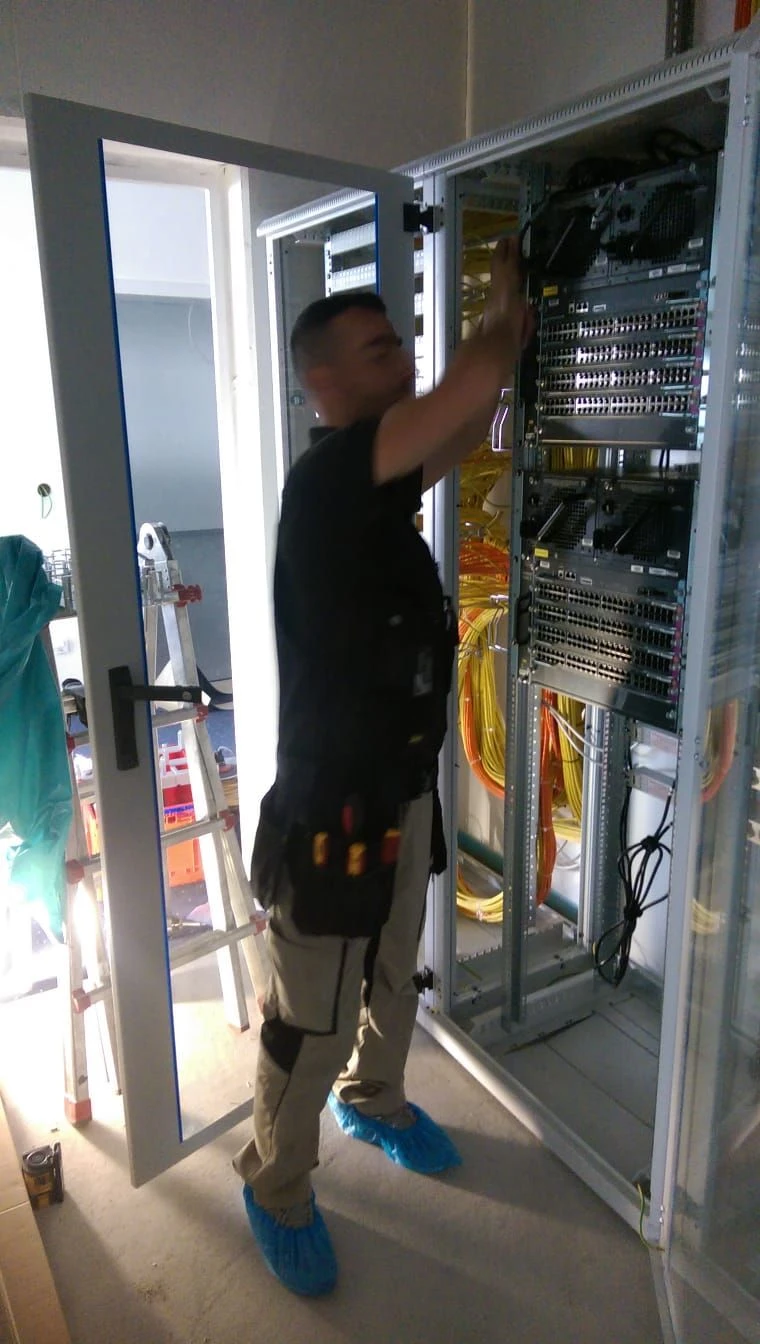 Serverschränke, Verkabelung und Videoüberwachung